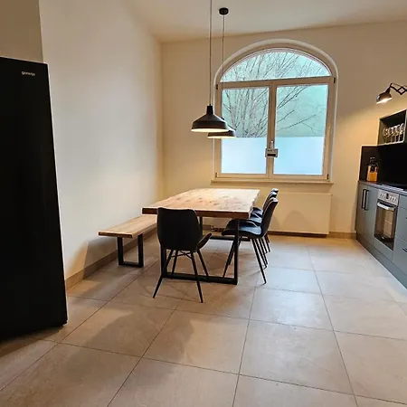 Apartment Yfb-170m2 Fuer Bis Zu 15, Modern, 1min Zu Ubahn, Ruhige Lage, Parkplaetze, Wifi, Netflix, Kindergerecht *