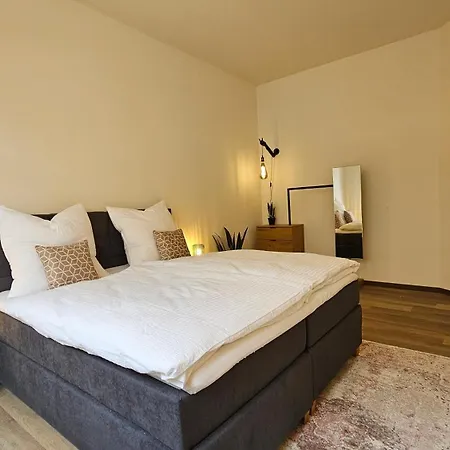 Yfb-170m2 Fuer Bis Zu 15, Modern, 1min Zu Ubahn, Ruhige Lage, Parkplaetze, Wifi, Netflix, Kindergerecht